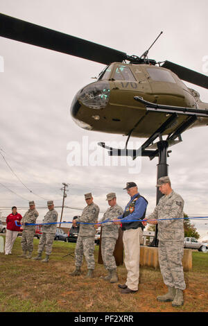 Bell UH-1C Iroquois ist ein Bell Helicopter Utility Helikopter, der während des Vietnamkriegs von Luftfahrtanlagen der United States Army eingesetzt wurde. Das Archivbild dokumentiert eine Einweihungszeremonie für die Hubschrauberausstellung im Jacksonville Museum of Military History in Jacksonville, Arkansas am 7. November 2015 nach Restaurierung und Installation. Stockfoto