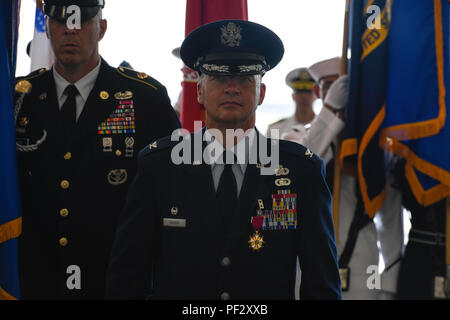 Oberst Friedrich D. Thaden, ehemaligen Joint Base Mc Guire-Dix - Lakehurst und 87th Air Base Wing Commander erhält seine zweite Legion des Verdienstes an seinem Wechsel der Befehl Zeremonie hier, 19. Juni 2017. Thaden Befehl aufgegeben zu oberst Neil R. Richardson. Stockfoto