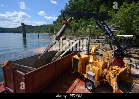 Eine mechanische Gelenk Ausleger Material handler Aufzüge Rundholz und große Ablagerungen aus dem Wasser und Küste an Waitsboro Recreation Area in Somerset, Ky an Bord der "Stolz von der Cumberland", ein Schiff, das von der US-Armee Korps der Ingenieure betrieben, und Entrahmung Verunreinigungen aus dem Wasser. Das Schiff ist wieder Schwer am Arbeiten halten Lake Cumberland Gewässer und Küsten sauber und frei von Protokollen, Schutt und Müll nach zwei Monaten größere Reparaturen. Der Stolz der Cumberland besteht aus zwei 60 Meter langen Kähne durch die "Stolz, ein 26 Meter langer Tow Boot geschoben. Die steuerbord Backbord Barge hat eine Der p Stockfoto