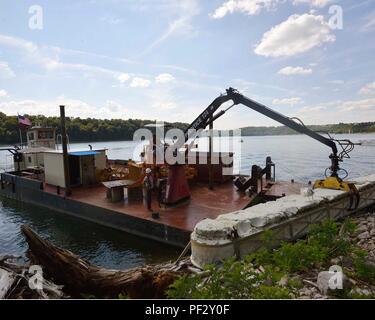 SOMERSET, Ky. (Aug. 1, 2017) - "Stolz der Cumberland", ein Schiff, das von der US-Armee Korps der Ingenieure betrieben, ist zurück bei der Arbeit heute halten Lake Cumberland Gewässer und Küsten sauber und frei von Protokollen, Schutt und Müll. Stockfoto