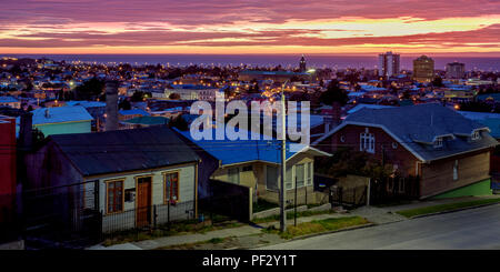 Blick über die Stadt in Richtung Straße von Magellan bei Sonnenaufgang, Punta Arenas, Magallanes Provinz Patagonien, Chile Stockfoto