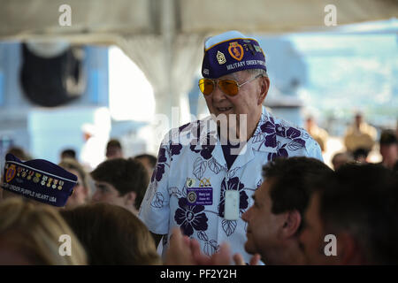 Henry Lee, ein Mitglied des Ordens der Purple Heart, steht während der 72. Jahrestag der Beendigung des Zweiten Weltkriegs Zeremonie an Bord der USS Battleship Missouri Memorial, Pearl Harbor, Hawaii, Sept. 2, 2017. Die Zeremonie auf dem Achterdeck war durch Würdenträger aus den Vereinigten Staaten und andere Nationen besucht. Heute sind die USA und Japan stehen zusammen, präsentieren eine Allianz des Friedens zwischen unseren beiden Nationen geschmiedet. (U.S. Marine Corps Foto von Lance Cpl. Sandra A. Garduno) Stockfoto