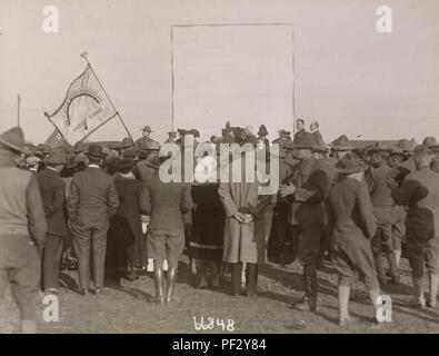 Soldaten der 42th Division, eine Einheit, die aus der Nationalgarde Elemente aus dem ganzen Land, übernehmen Sie eine besondere Flagge erkennen Titel der Division "Rainbow Aufteilung" durch die Töchter der Amerikanischen Revolution im Herbst 1917 präsentiert, während die Abteilung Montage war im Camp Albert Mühlen an der Stelle des heutigen Tag Garden City, NEW YORK (Mit freundlicher Genehmigung des Staates New York Military Museum) Stockfoto