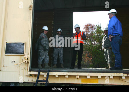 Bob Coulter (Mitte), Leiter von Last- und Ride Lösungen mit Burlington-Northern Santa Fe Railway, beschreibt die Fähigkeiten eines boxcar Oktober 20, 2015, als Teil der Triebwagen - be Ausbildung für 13 Bataillon, 100 Regiment Instruktoren, die Munition leiten - Ausbildung am Fort McCoy, Wis., der 13., 100 Trainer vermitteln ihr Training zu ihren Schülern in der Ordnance Wartung militärischen berufliche Specialty Serie. (U.S. Armee Foto von Scott T. Sturkol, Public Affairs Office, Fort McCoy, Wis.) Stockfoto