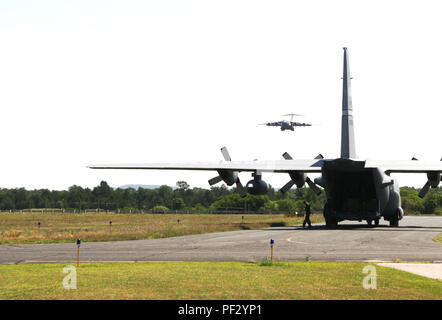 Eine Air Force C-17 Globemaster III kommt an der Sparta-Fort McCoy (Wis.) Flughafen am 12.08.2015, als Teil der Maßnahmen für das 86Th Abteilung Weiterbildung unterstützen Training Übung (CSTX). CSTX ist ein Mehrkomponenten- und gemeinsame Anstrengungen mit anderen finden - Komponente Übungen, einschließlich Diamond Sabre, Roter Drache, Trans Krieger ausgerichtet ist, und den Exportierbaren Kampftraining. Mehr als 4.800 Service Mitglieder aus 85 verschiedenen Einheiten an der Übung beteiligt. (U.S. Armee Foto von Scott T. Sturkol, Public Affairs Office, Fort McCoy, Wis.) Stockfoto