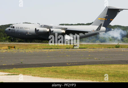 Eine Air Force C-17 Globemaster III kommt an der Sparta-Fort McCoy (Wis.) Flughafen am 12.08.2015, als Teil der Maßnahmen für das 86Th Abteilung Weiterbildung unterstützen Training Übung (CSTX). CSTX ist ein Mehrkomponenten- und gemeinsame Anstrengungen mit anderen finden - Komponente Übungen, einschließlich Diamond Sabre, Roter Drache, Trans Krieger ausgerichtet ist, und den Exportierbaren Kampftraining. Mehr als 4.800 Service Mitglieder aus 85 verschiedenen Einheiten an der Übung beteiligt. (U.S. Armee Foto von Scott T. Sturkol, Public Affairs Office, Fort McCoy, Wis.) Stockfoto