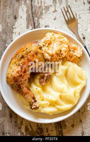 Brathähnchen Bein mit Kartoffelpüree und Krautsalat Stockfoto