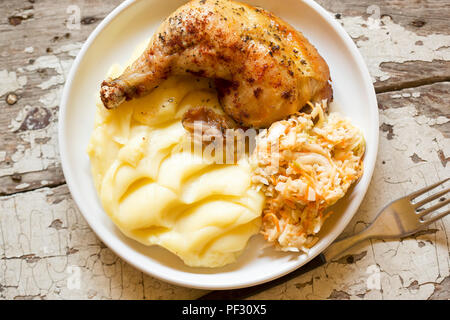 Brathähnchen Bein mit Kartoffelpüree und Krautsalat Stockfoto