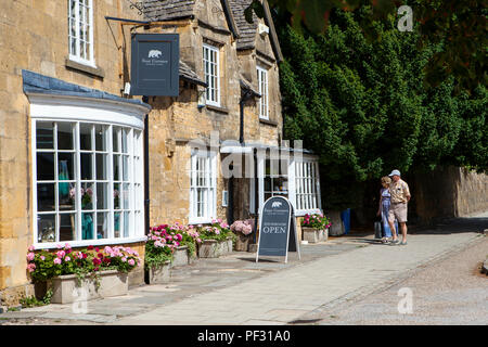Broadway, Großbritannien - 8 August 2018: Menschen genießen Sie den Sommer Tag in Broadway, kleine Stadt in der Cotswold District von Worcestershire, England, die oft r Stockfoto