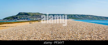 Panoramablick über Portland Island von Chesil Beach, Dorset, Großbritannien am 11. Juli 2013 getroffen Stockfoto