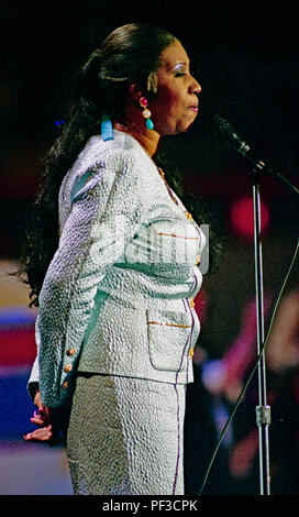 New York, NY, USA, 13. Juli 1992 Aretha Franklin die "Königin" der Seele" die "Star-Spangled Banner" Nationalhymne bei der Eröffnung der Demokratischen nationalen Nominating Convention in Madison Square Garden New York singt. Stockfoto