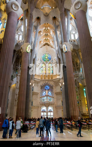 BARCELONA, Spanien, 19. MÄRZ 2018: Besichtigung der prächtigen Innenraum der Basilika Temple Expiatori de la Sagrada Familia Stockfoto