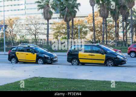 Barcelona, Spanien - 18. März 2018: Taxi Autos auf der Straße von Barcelona Stockfoto