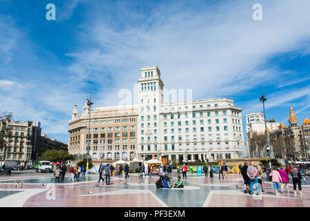 BARCELONA, Spanien, 19. März 2018. die Tauben auf dem Platz in Barcelona. Die Stadt Barcelona. Blick auf die Placa de Catalunya Stockfoto