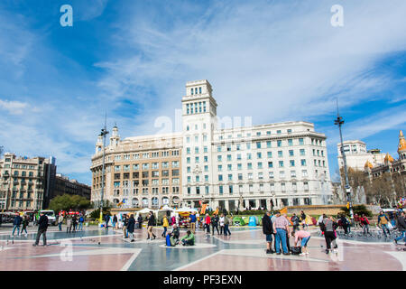 BARCELONA, Spanien, 19. März 2018. die Tauben auf dem Platz in Barcelona. Die Stadt Barcelona. Blick auf die Placa de Catalunya Stockfoto