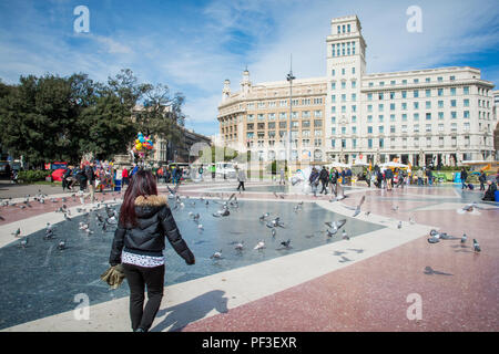 BARCELONA, Spanien, 19. März 2018. die Tauben auf dem Platz in Barcelona. Die Stadt Barcelona. Blick auf die Placa de Catalunya Stockfoto