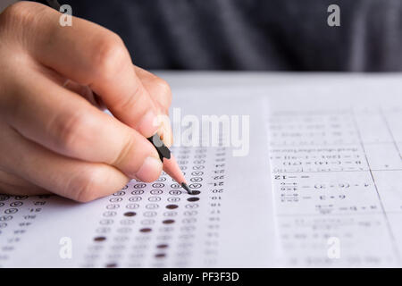 Studenten Hand mit Bleistift Schreiben Auswahl auf Fragebögen und Mathematik Frage Blätter. Studenten Prüfung Prüfung Prüfung Schule tun. Stockfoto