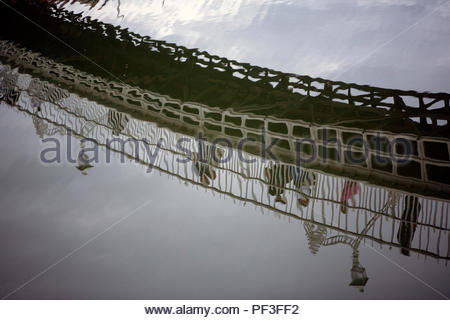Die Ha'Penny Bridge über den Fluss Liffey in Dublin Irland Stockfoto