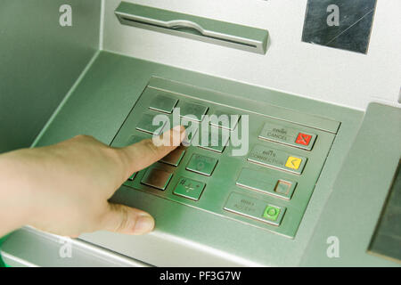 Nahaufnahme von Hand eingeben Passwort Code auf ATM Maschine Tastenfeld Stockfoto