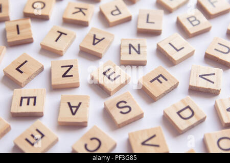 Hintergrund der Buchdruck Holz Art Klischees, zufälligen Buchstaben des Alphabets und Satzzeichen befleckt durch schwarze Tinte auf weißem Papier Stockfoto