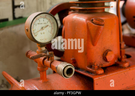 Bis Manometer schließen auf Mechaniker Aufpumpen von Reifen. Messung von Luftdruck. Stockfoto