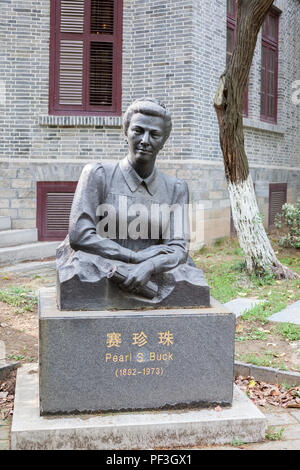 Nanjing, Jiangsu, China. Statue von Pearl Buck vor ihrem Haus, Nanjing University Campus. Stockfoto