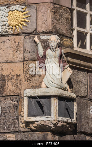 Edinburgh, Schottland, Großbritannien, 13. Juni 2012: Sonnenuhr an der Fassade des John Knox Haus, ein Reformator. Bärtiger Mann zu Golden Sun, genannt Gott. Stockfoto