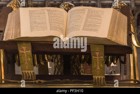 Edinburgh, Schottland, Großbritannien - 13 Juni, 2012; St Giles Kathedrale. Detailansicht der Sprichwort Buch der Hebräischen Bibel auf Anzeige an die Kapitel 29 und 30, Ope Stockfoto