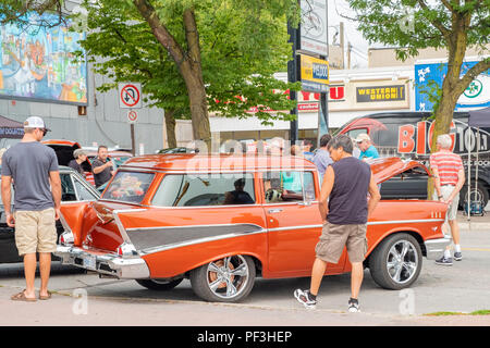 Teilnehmer bewundern Ein 1957 Chevrolet stationwagon am 20. jährlichen Orillia Downtown Classic Car Show, der größte seiner Art in der Region. Stockfoto