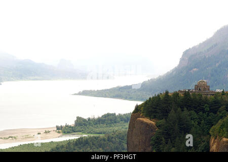 Crown Point im Columbia Gorge, Oregon, mit Blick auf den Columbia River mit Staat Washington auf der anderen Seite des Flusses Stockfoto