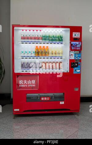 Yangzhou, Jiangsu, China. Automaten für Wasser und alkoholfreie Getränke. Stockfoto