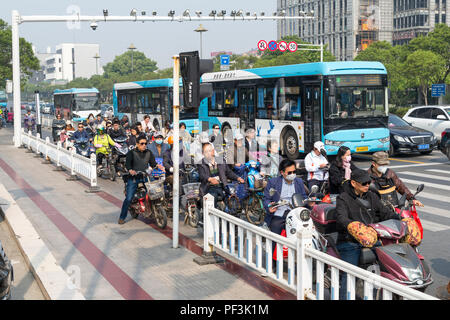 Yangzhou, Jiangsu, China. Morgen im Berufsverkehr. Stockfoto