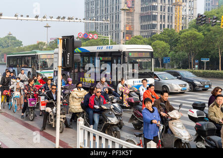 Yangzhou, Jiangsu, China. Morgen im Berufsverkehr. Stockfoto