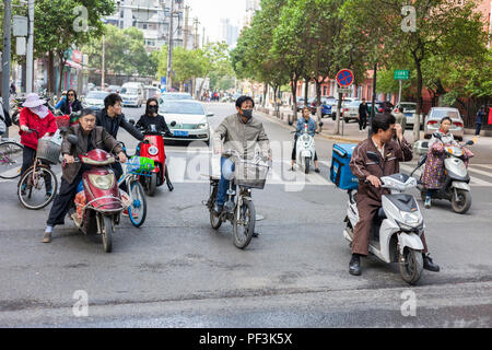 Yangzhou, Jiangsu, China. Urban Street Traffic. Stockfoto