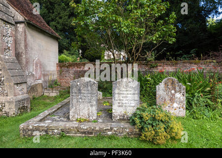 Grabsteine von Austens Mutter und Schwester Cassandra im Kirchhof von der Pfarrkirche St. Nikolaus, Chawton, Hampshire, Südengland, Großbritannien Stockfoto