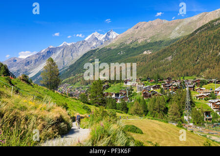 Malerischen Blick von der wandern Wanderweg von Furi und Zmutt nach Zermatt, Wallis, Schweiz, an einem sonnigen Tag mit blauen Himmel Stockfoto