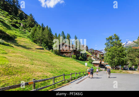 Weg zurück nach Zermatt und traditionellen unberührten Altmodisches Holzhaus am Rande des Dorfes, Wallis, Schweiz an einem sonnigen Tag Stockfoto