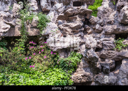 Yangzhou, Jiangsu, China. Felsformationen in der Ho Familie Haus und Garten. Stockfoto