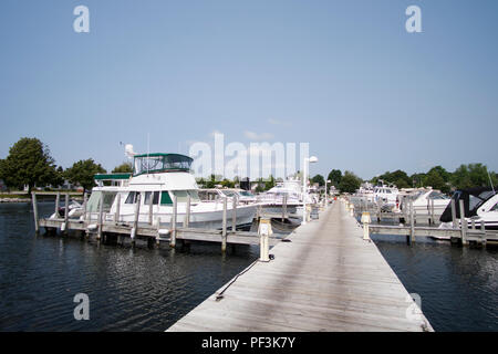 Verschiedene Boote gebunden Im Ludington Municipal Marina auf Pere Marquette See in Ludington, Michigan, USA. Stockfoto