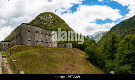 Festung Kluze - Flitscher Klause in der Nähe von Bovec, Slowenien, 1881 gebaut und Schützen von einem Pass in den Alpen Stockfoto