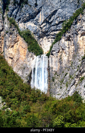 Boka Wasserfall in den Julischen Alpen, Slowenien ist einer der höchsten Wasserfälle in den Europäischen Alpen mit 106 m Höhe Stockfoto