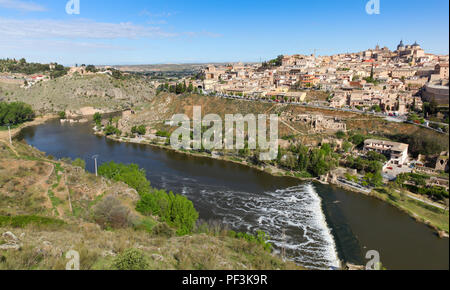 Stadt Blick über den Tejo nach Toledo, eine mittelalterliche Stadt in Spanien. Es ist ein beliebtes Reiseziel mit vielen historischen Gebäuden zu explo Stockfoto