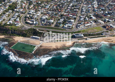 Merewether Strand und Meer Bäder Luftaufnahme. Dieses Strand- und Surburb sind beliebte Teile von Newcastle - New South Wales zweitgrößte Stadt. Ozean Seite Stockfoto