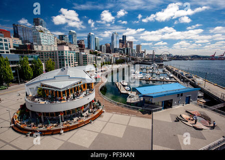 Blick auf Seattle Waterfront von Bell Street Pier und Konferenzzentrum am Pier 66 - Seattle, Washington, USA Stockfoto