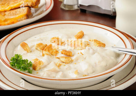 Nahaufnahme von einer Schüssel Clam Chowder mit einem Käsebrot Stockfoto