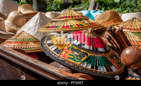 Hüte für Verkauf auf einem Boot bei damnoen, Saduak Markt ausserhalb von Bangkok Stockfoto