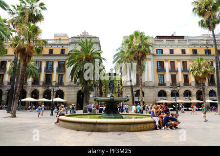 BARCELONA, SPANIEN - 13. JULI 2018: Plaza Real mit Brunnen in Barcelona. Plaza Real liegt gleich neben La Rambla und stellt einen bekannten touristischen Attr Stockfoto