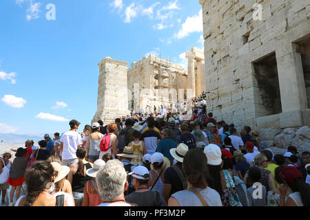 Athen, Griechenland - 18. JULI 2018: die Masse der Touristen klettern auf der Akropolis zwischen Propyläen monumentale Gateway, Athen, Griechenland Stockfoto