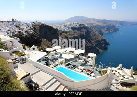 SANTORINI, Griechenland - 19 JULI 2018: sonniger Morgen auf der Insel Santorini. Malerische Sommer Anblick des berühmten griechischen Luxus Hotel Resort Oia, Griechenland Stockfoto