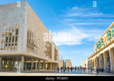 Valletta, Malta - Februar 5, 2017: Die Menschen in den Platz der Republik mit dem neuen Parlament Gebäude auf der linken Seite Stockfoto